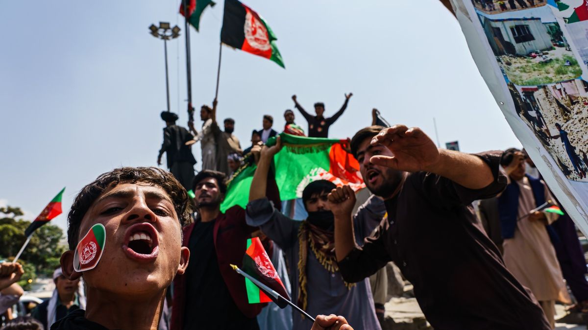 Foto: Chaos, násilí, zbraně a vzpomínky na republiku plní ulice Kábulu